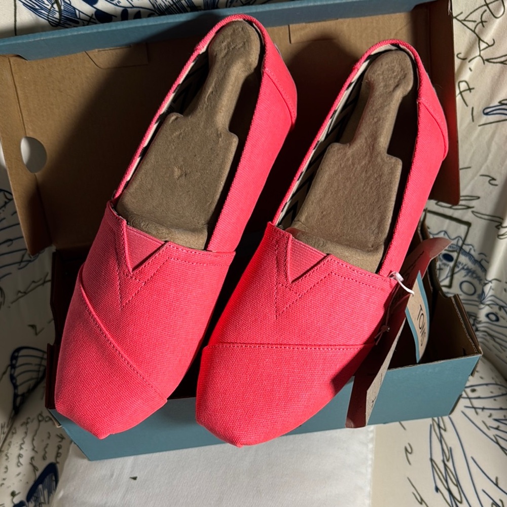 NWT Neon Pink Alpargata Canvas Toms SZ 9